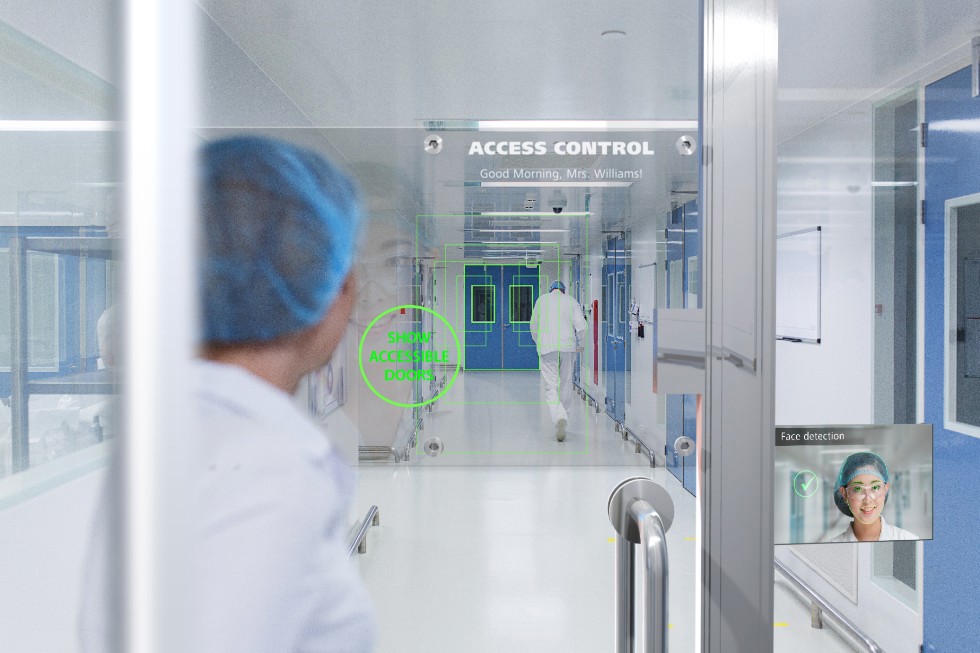 Transparent multifunctional smart glass simultaneously acts as a window, imaging system, and display